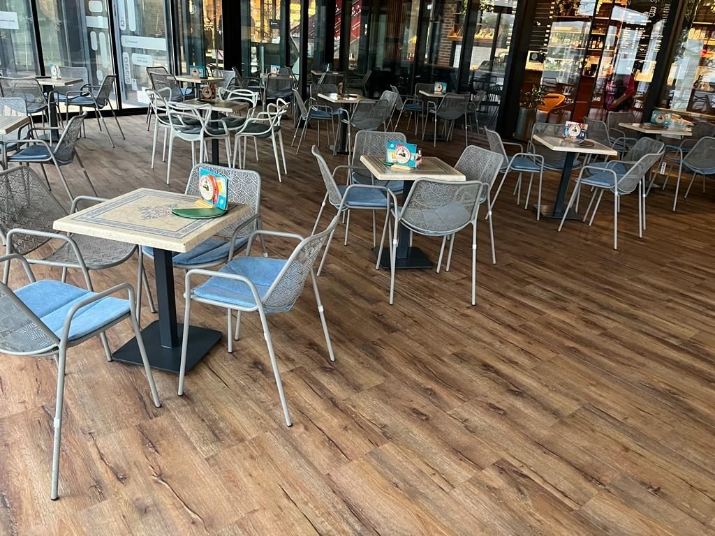 Restaurant en terrasse couverte : BITEO Designfloor décor bois