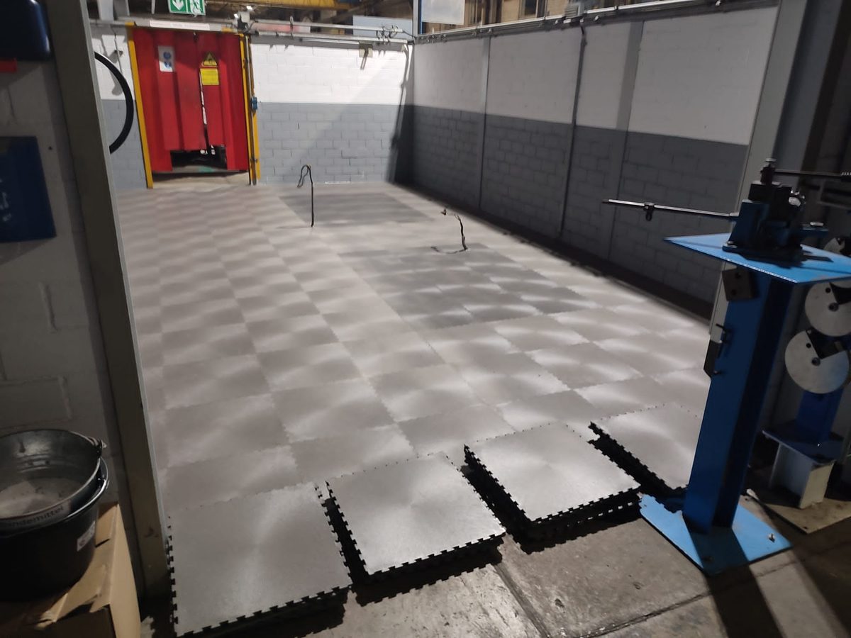 Atelier en activité : dalles industrielles Ibotac posées sans colle