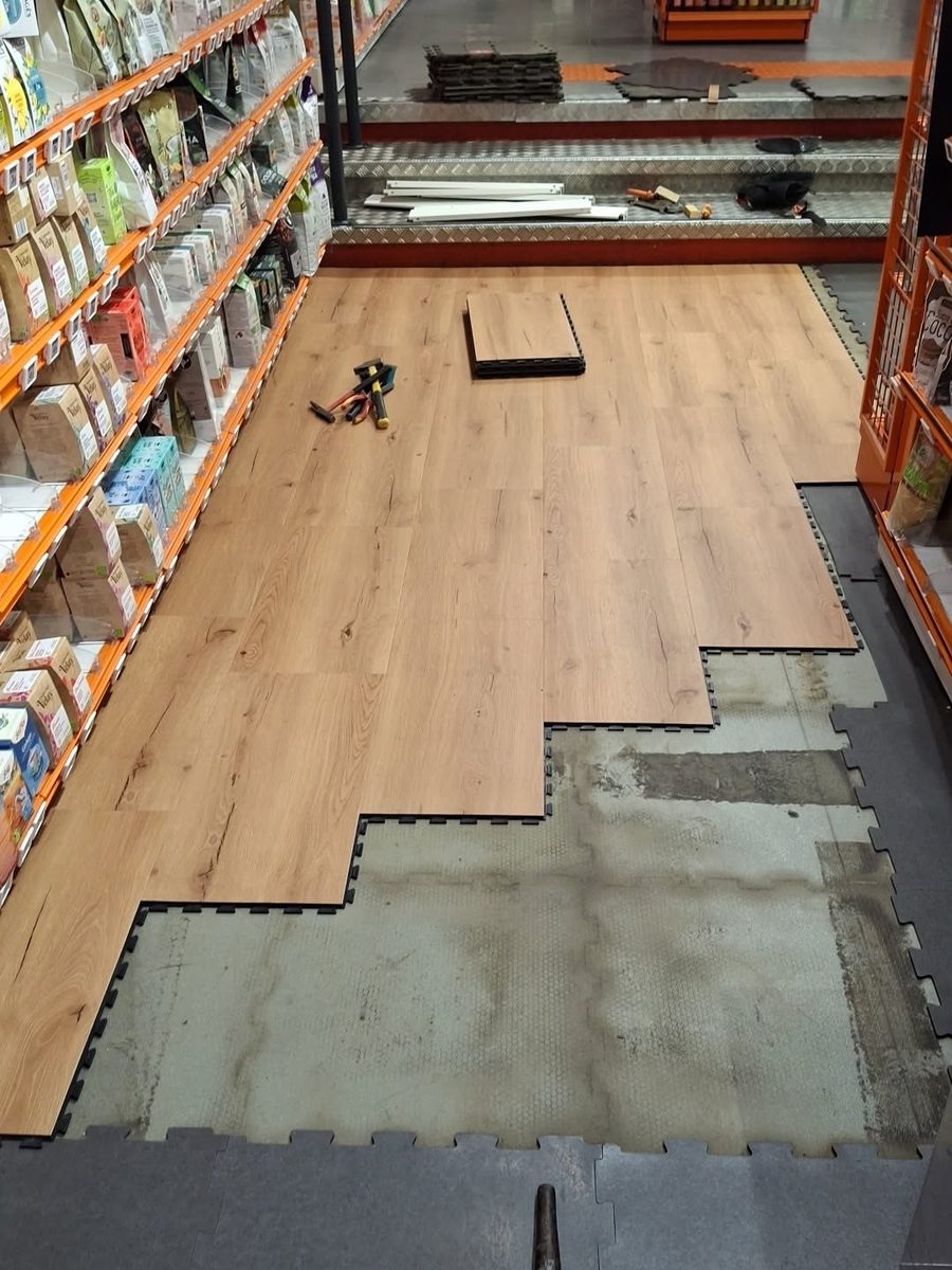 Pharmacie Lafayette Santé, Toulouse : BITEO décor bois posé sur l'ancien sol